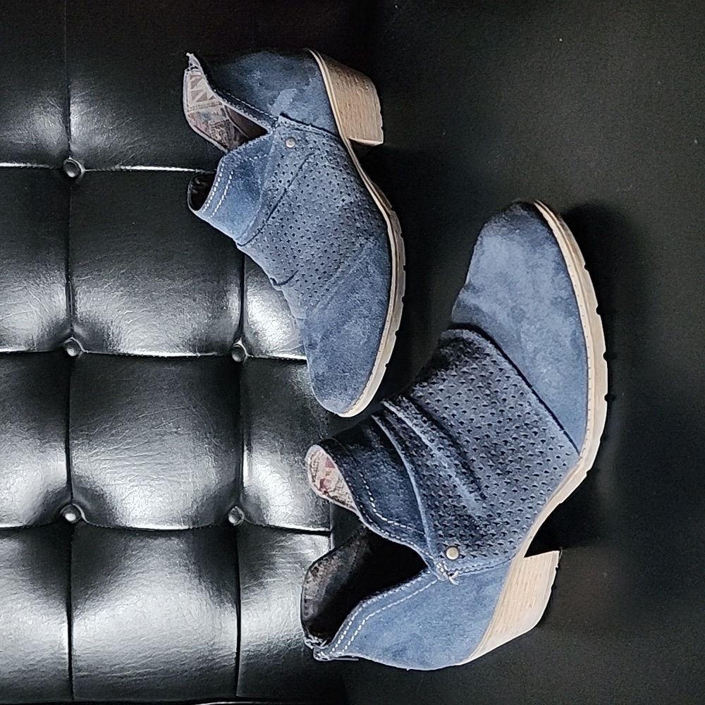 Earth Origins Amanda Blue Suede Ankle Bootie Women's Size 9